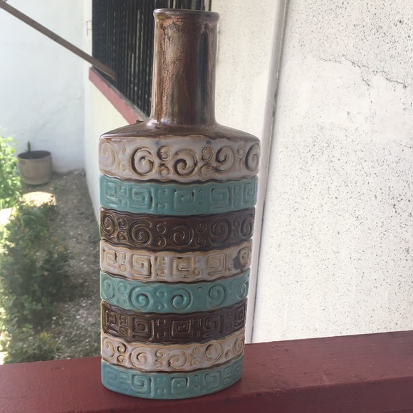 Beautiful Ceramic Vase - Picture 5 of 11